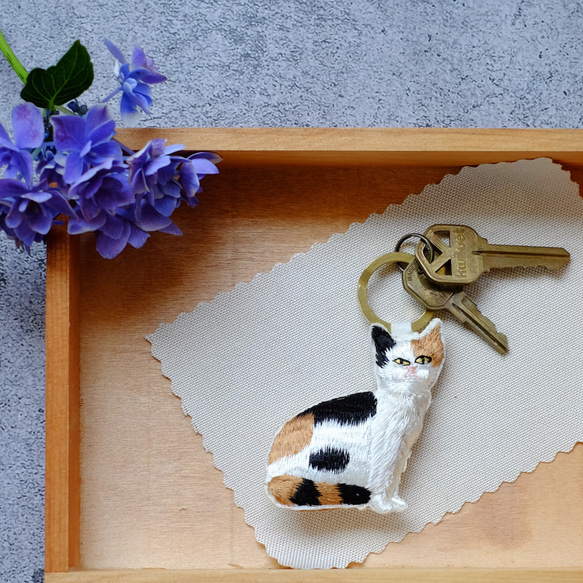 刺繍のチャーム/三毛猫 2枚目の画像