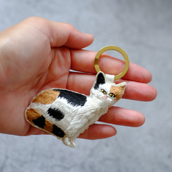 刺繍のチャーム/三毛猫 1枚目の画像