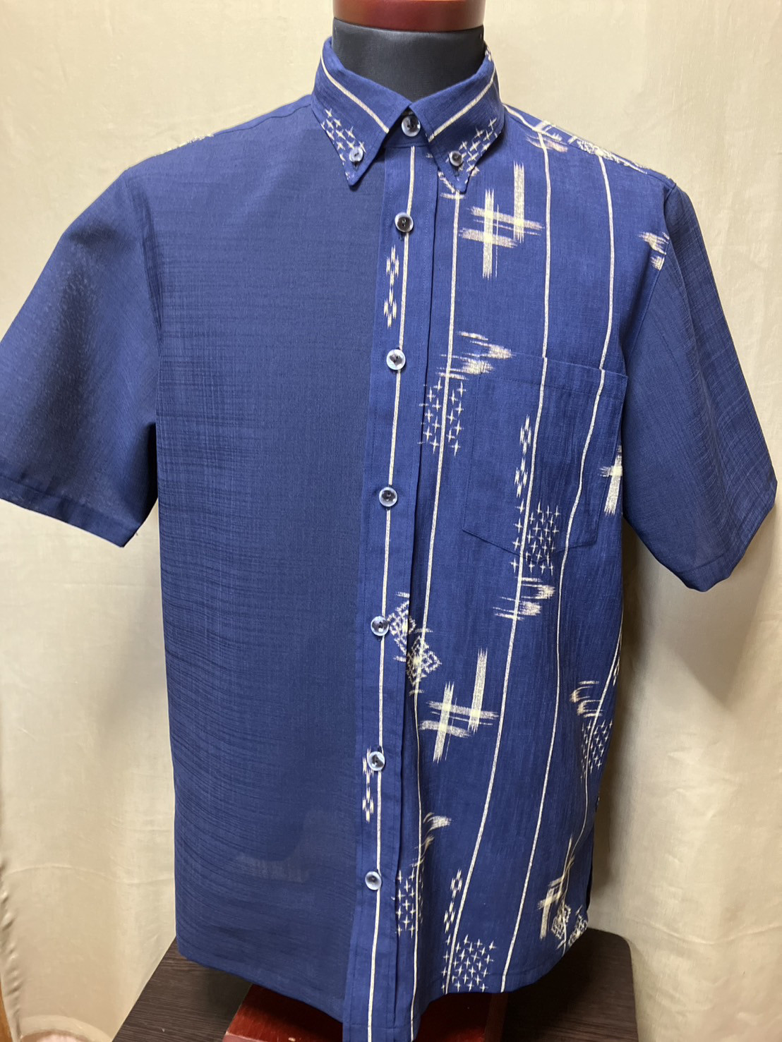 かりゆしウェア　メンズ ボタンダウンスリム 濃紺絣柄　 L （沖縄、琉球、紅型柄、アロハ）No.174
