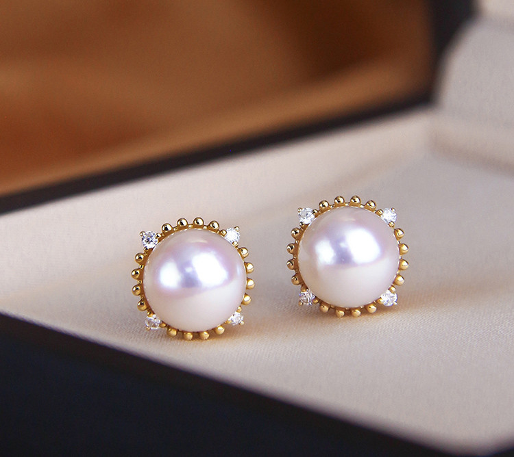 [ヘイズジュエリー] 8-9.5mm 日本製アコヤ真珠ピアス、天然ラウンド、強い光、18Kゴールド、惑星シリーズデザイン