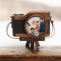 【7月限定特典付き】ヴィンテージカメラ風写真立て｜ウォルナット×ブラックレザー｜三脚・ストラップ付き 2枚目の画像
