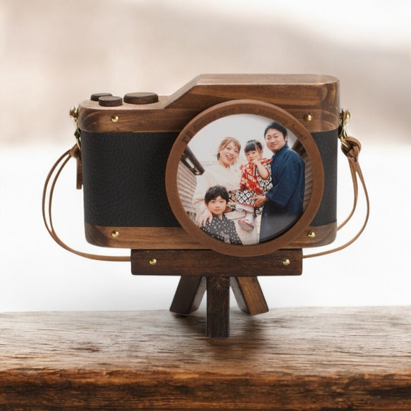 【7月限定特典付き】ヴィンテージカメラ風写真立て｜ウォルナット×ブラックレザー｜三脚・ストラップ付き 2枚目の画像