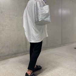 [特殊軽量素材]シワ加工ショルダートート　シルバー×ロイヤルブルー 17枚目の画像