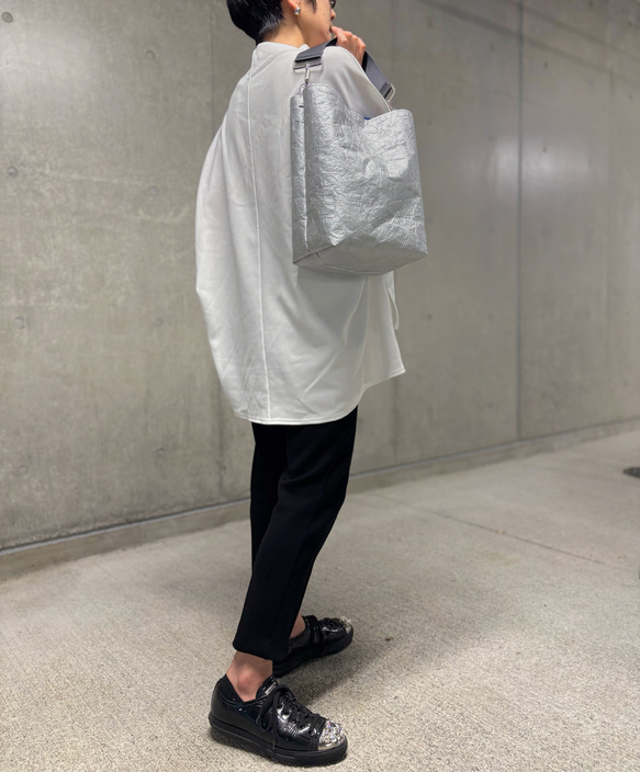[特殊軽量素材]シワ加工ショルダートート　シルバー×ロイヤルブルー 17枚目の画像