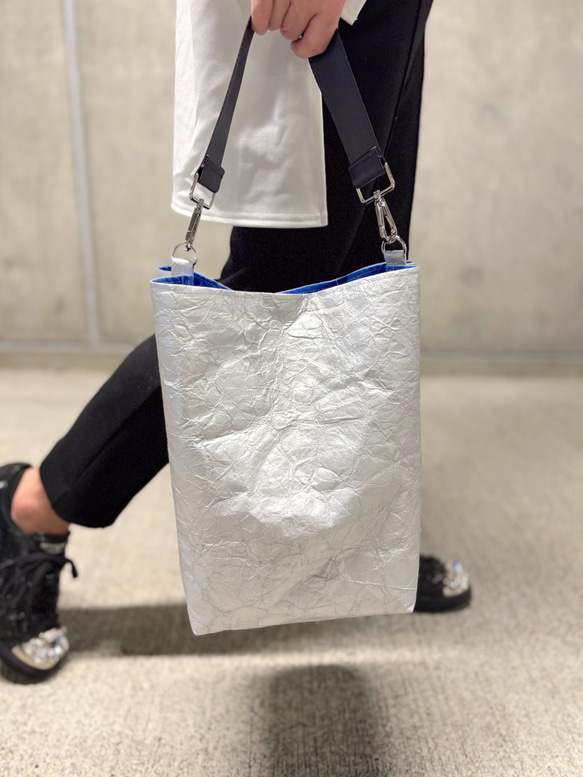 [特殊軽量素材]シワ加工ショルダートート　シルバー×ロイヤルブルー 20枚目の画像