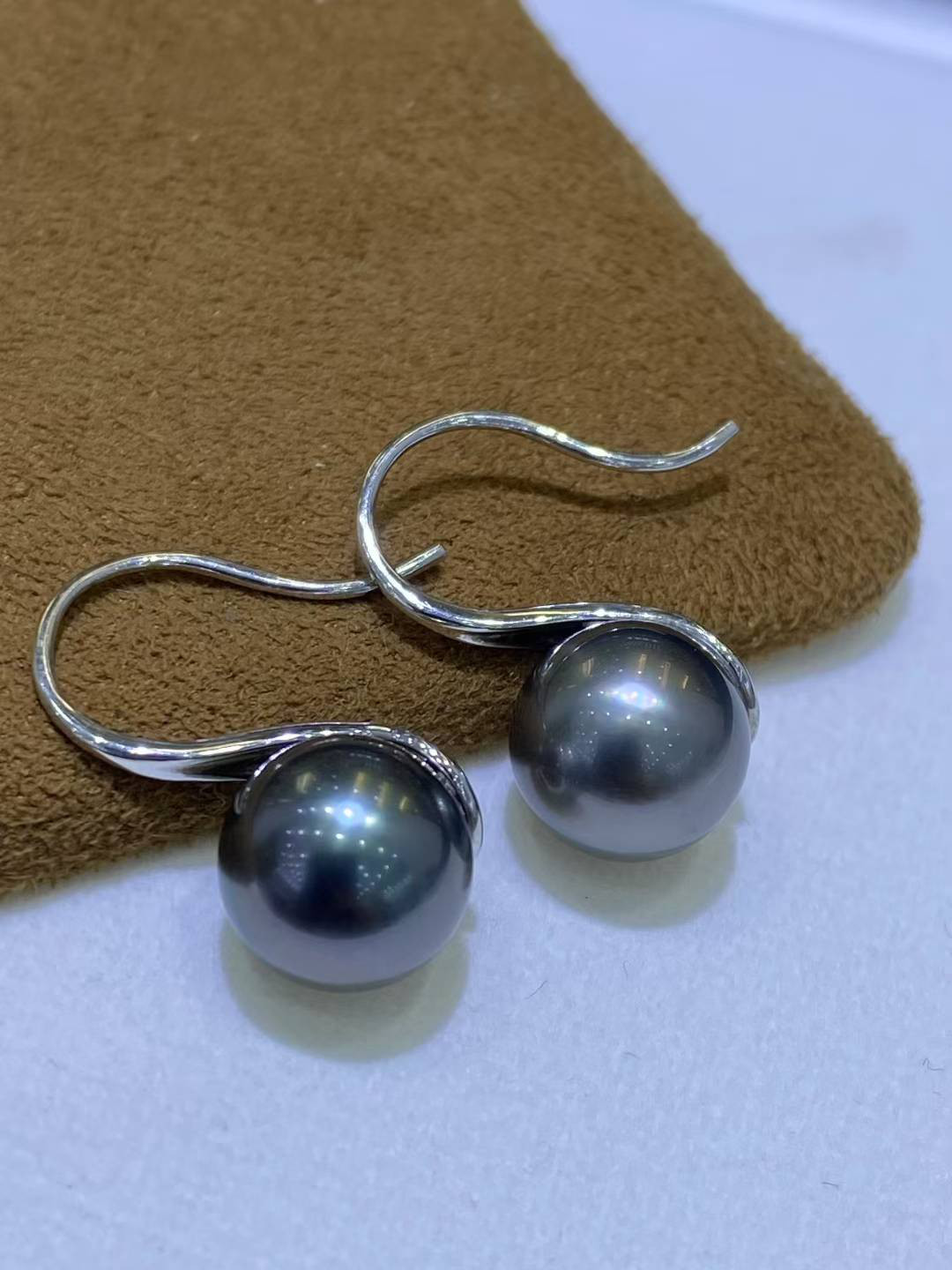 【高級】黒蝶真珠　ヒールピアスs925　3203