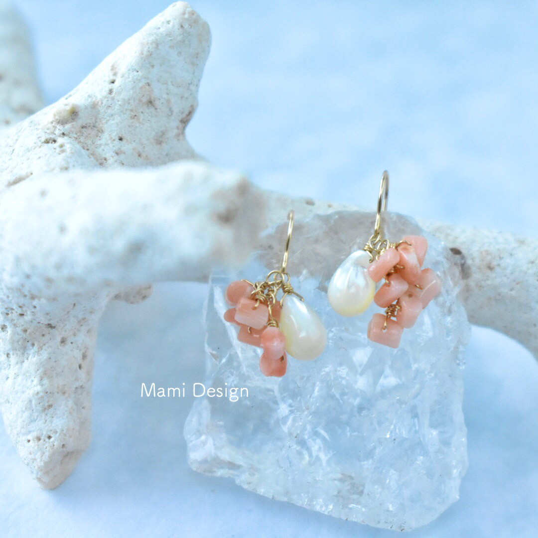 14KGF マザーオブパールとピンクコーラルのピアス