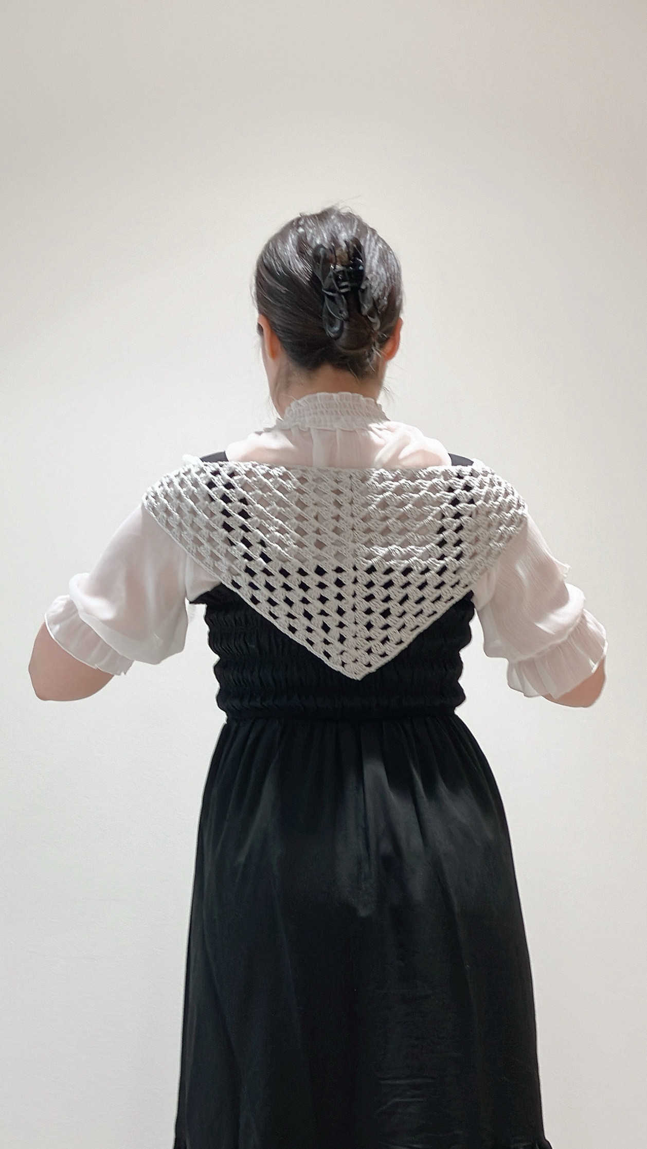 バブーシュカ　夏用　UVカット シルバーグレー　三角巾　手編み　ヘアターバン　ヘッドドレス　着る日焼け止め　シンプル