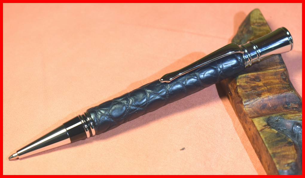 革巻軸筆記具　手作りクロコダイルのボールペン　(黒に近いネイビー)