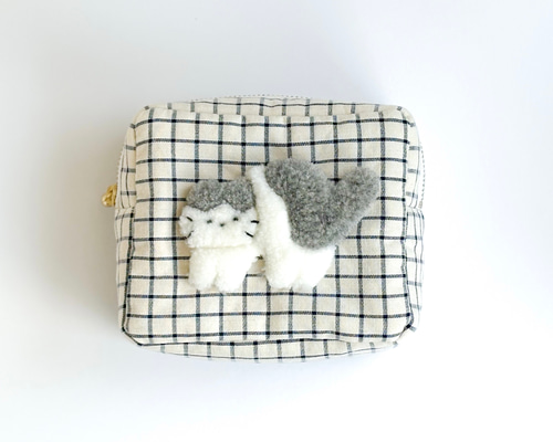 ゆゆ。フラットポーチ （ハチワレ猫＊生成) ゆゆ様専用。フラット