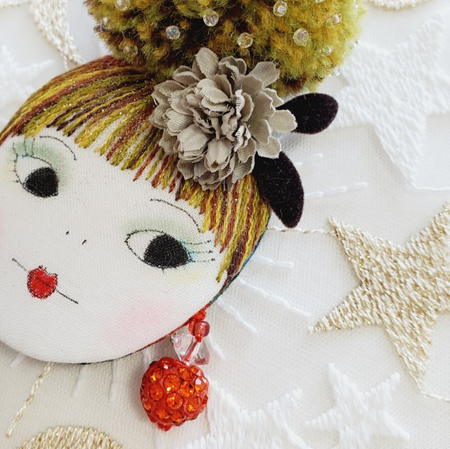 ポンポンヘアーが可愛い　ブローチ（グリーンヘアー＆オレンジイアリング） 10,296円