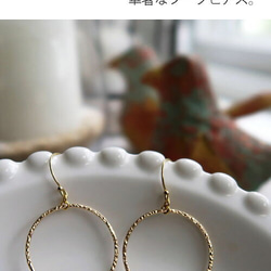 スパークル加工が美しい、大ぶり華奢フープ 2枚目の画像