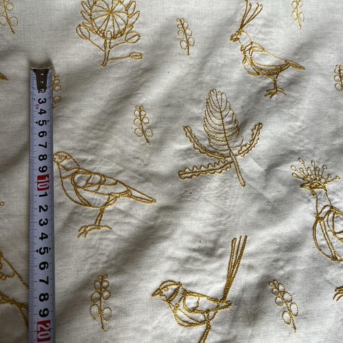 鳥達と草花な刺繍生地 綿麻シーチング 布 はぎれ 生地 paruphan