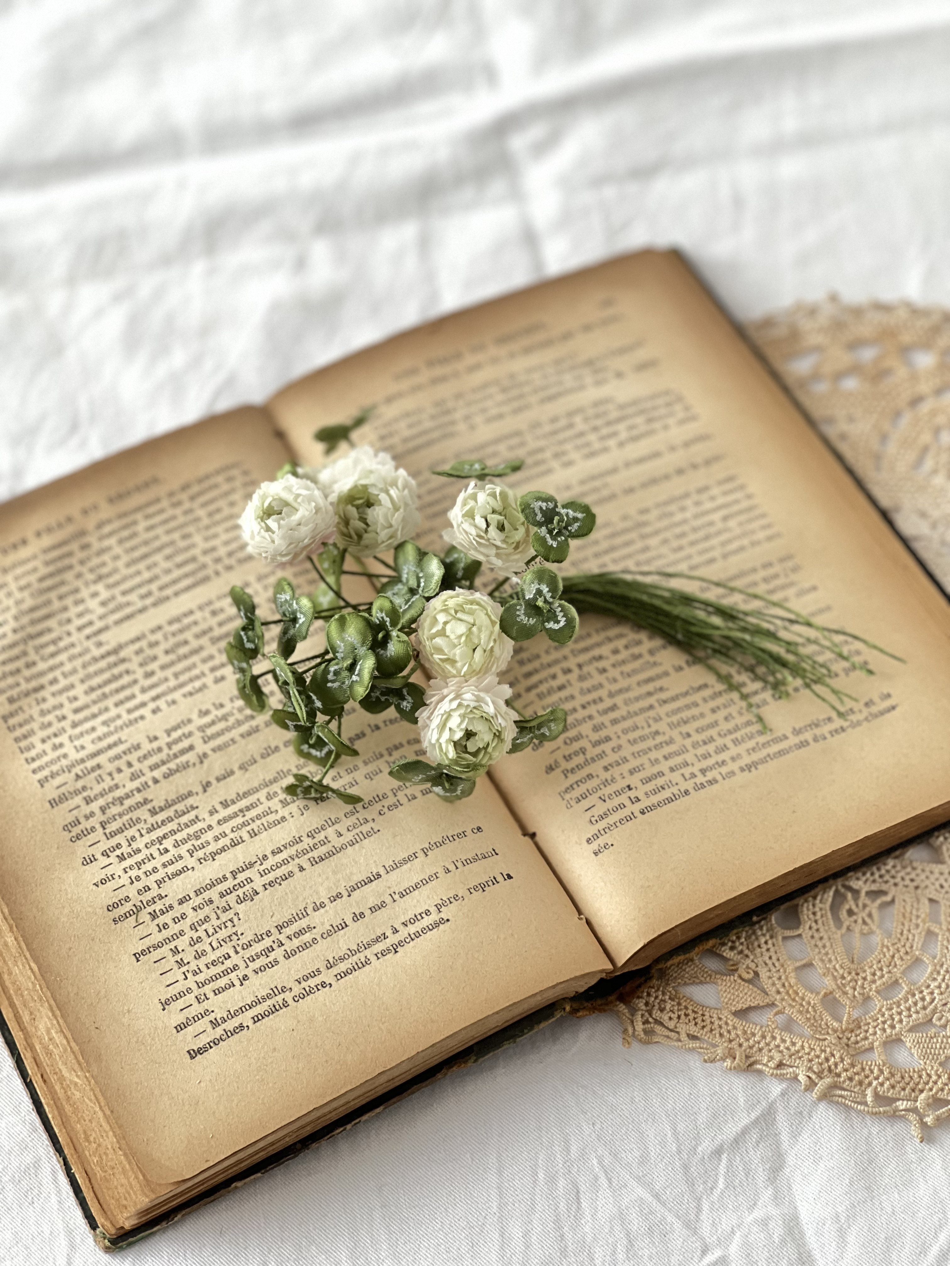 染め花　布花　シロツメクサとクローバーのミニブーケ｜写真撮影やラッピングにも