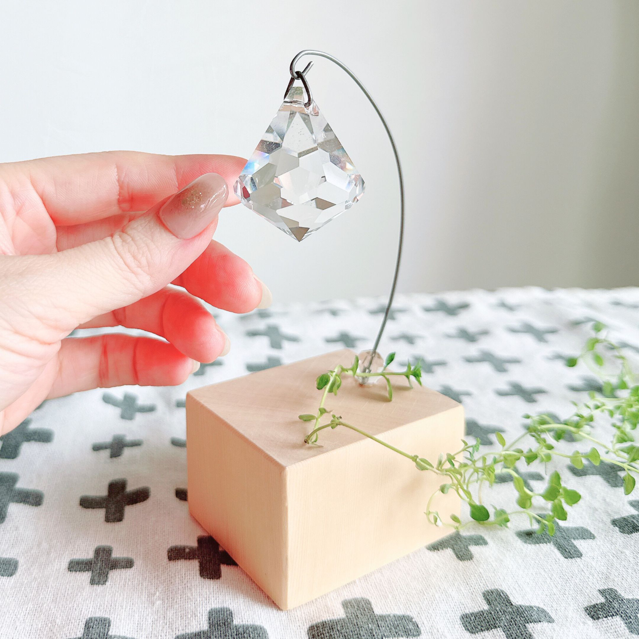 ダイヤモンド４０㎜大玉◇スワロフスキークリスタルサンキャッチャー◇北欧風◇ウッドクラフト◇置き型スタンドタイプ