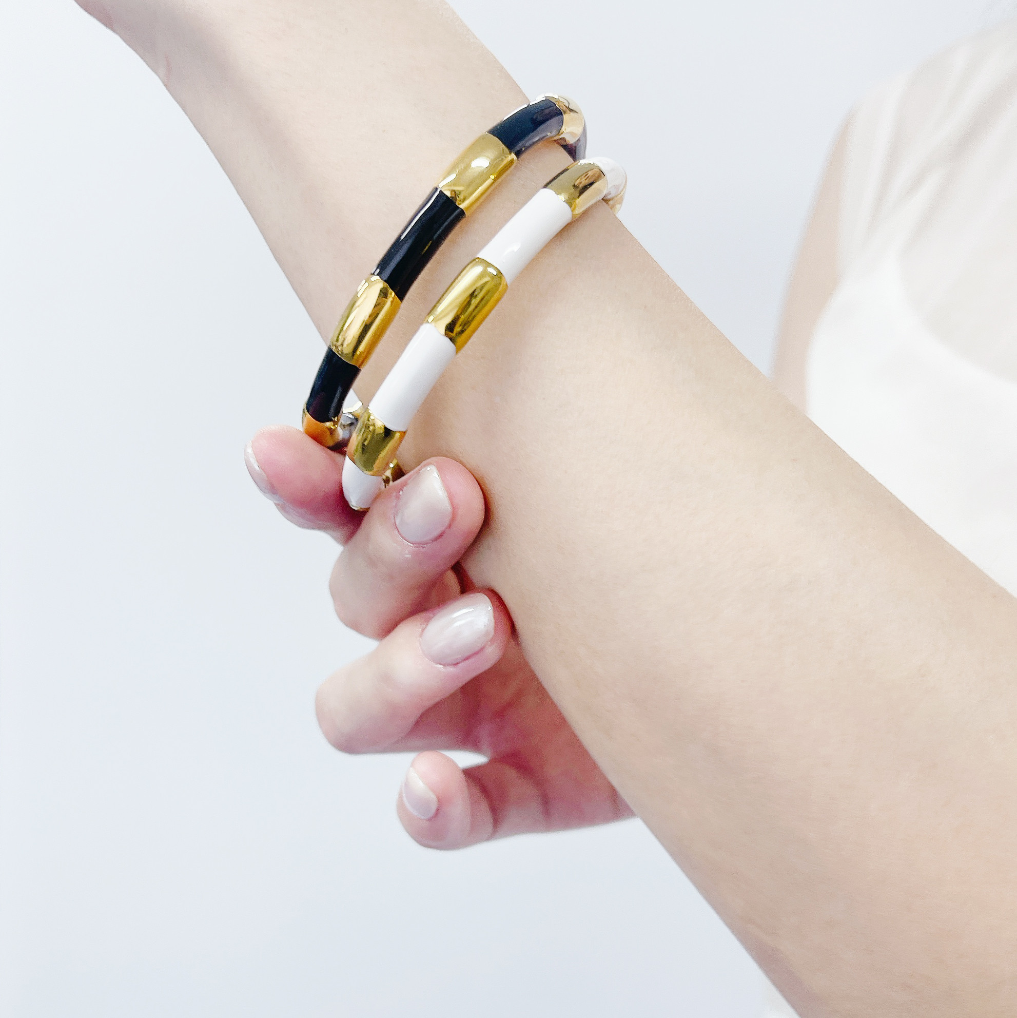 選べる２色！【NOIR BLANC】バイカラー サージカルステンレス バングル【stb32】