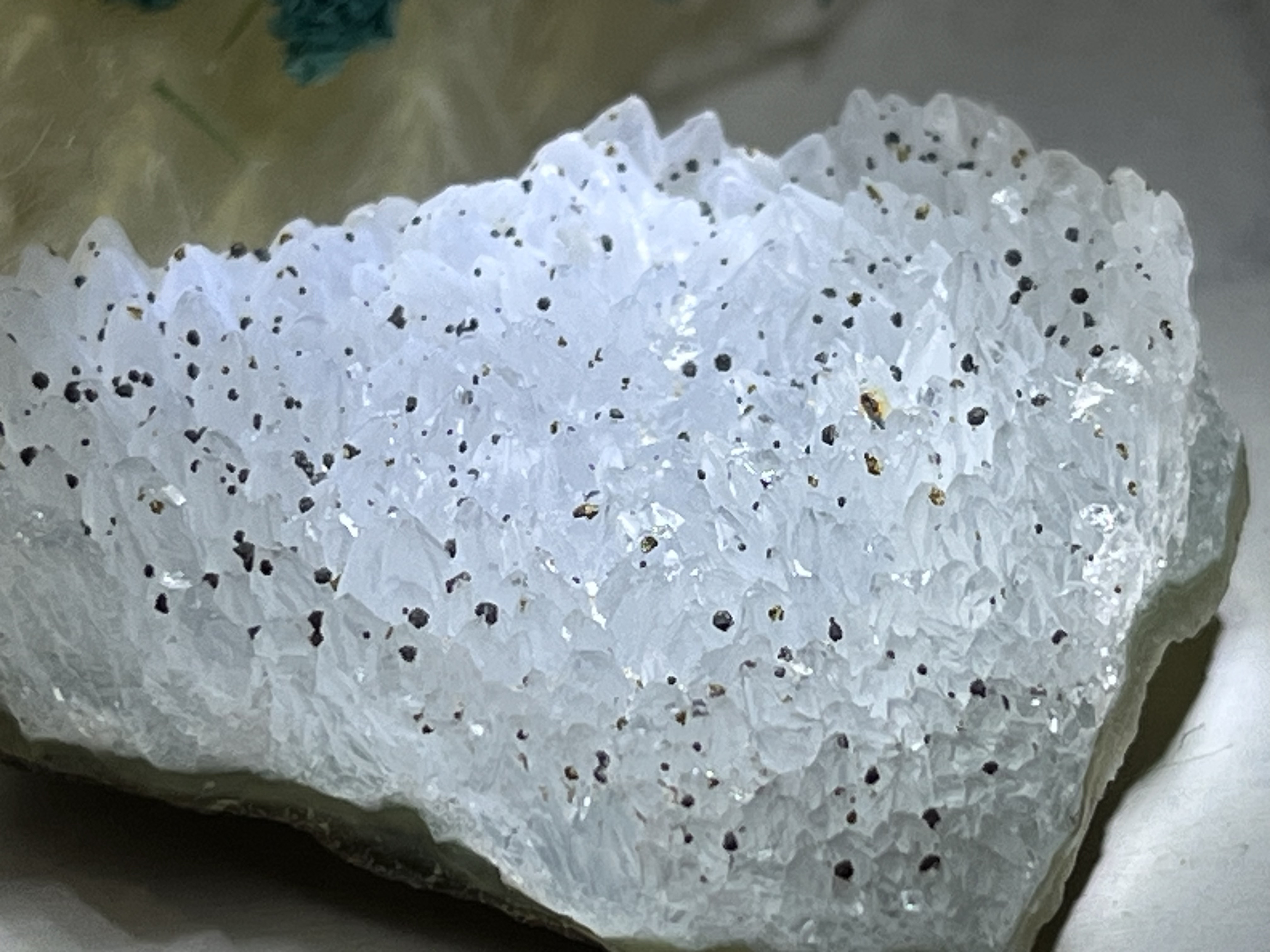 ミルキーウェイ.‎˖☽ キャルコパライトオンホワイトカルサイト　クラスター