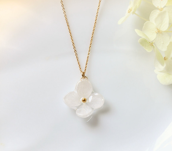 No.3161★ハンドメイド★雪白♡アナベル♡天然石♡フラワーレジンネックレス 本物のアナベルのホワイトフラワーネックレス シンプルで普段使いに