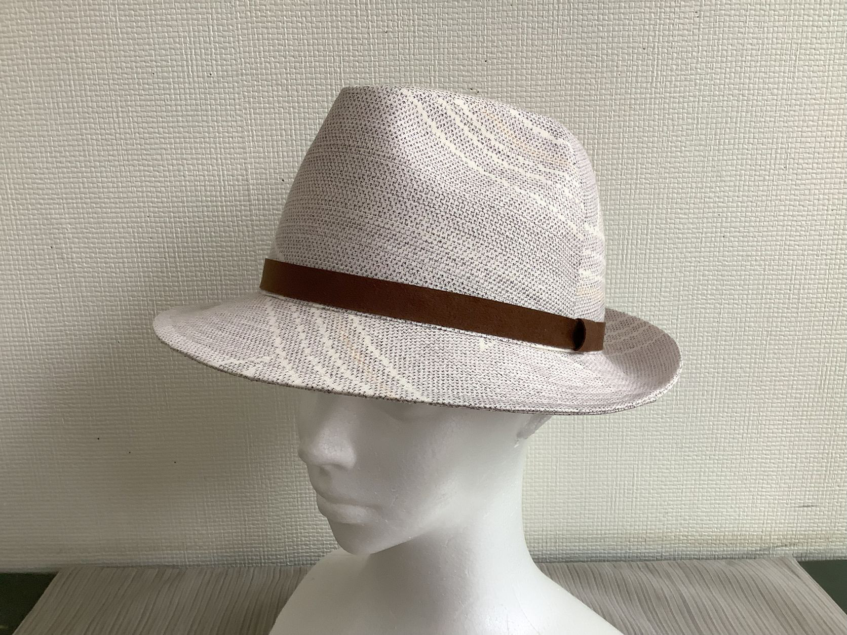 伝統織物のトップブランド塩沢紬 中折帽子 白地色紫・山吹・黒絣目色 幾何学文様 Mサイズ（５７cm）男女兼用 C37