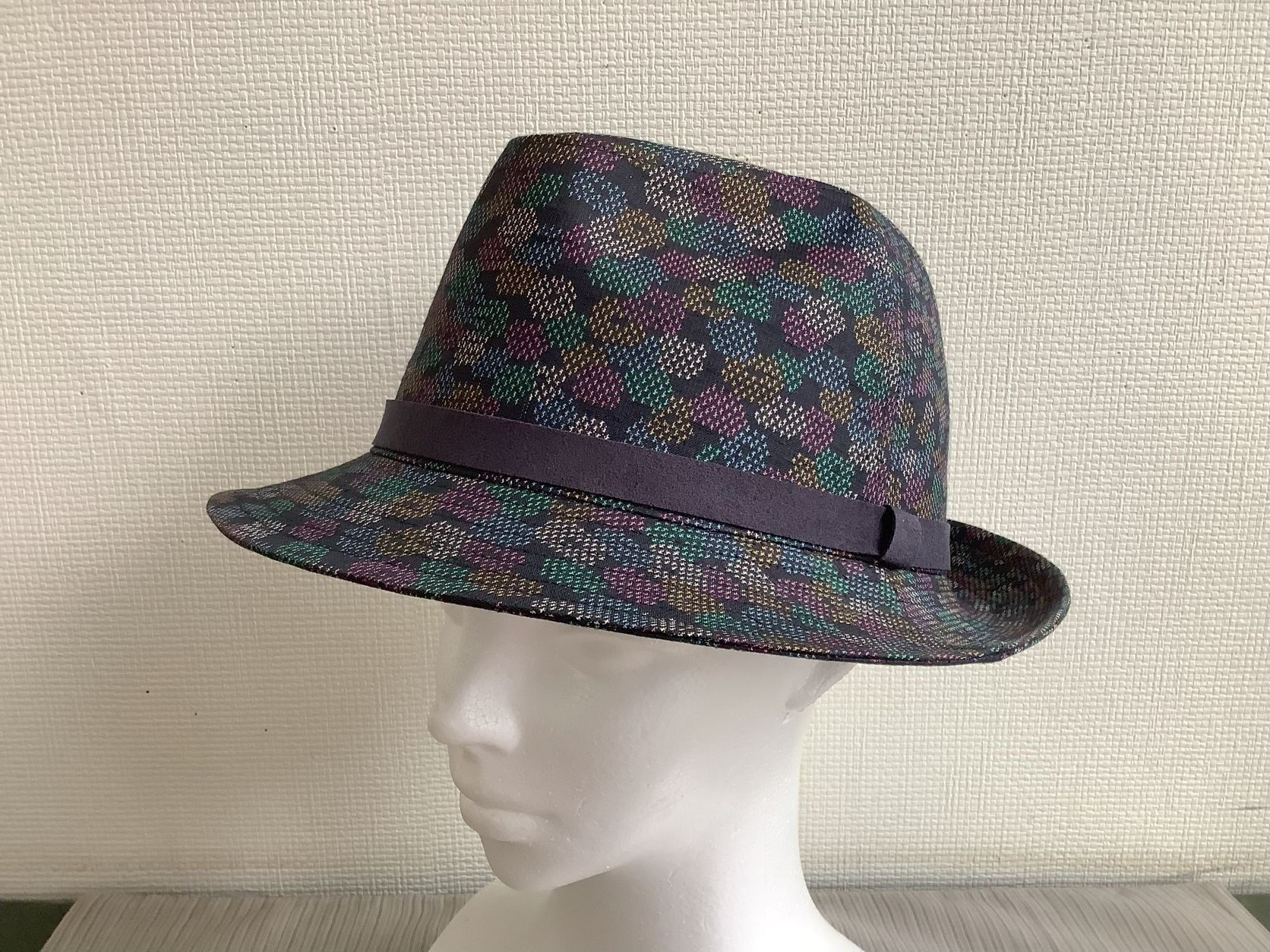 伝統織物のトップブランド塩沢紬 中折帽子 黒地色白・朱・緑・山吹絣目色 お花畑 Ｌサイズ（59cm）男女兼用 C40