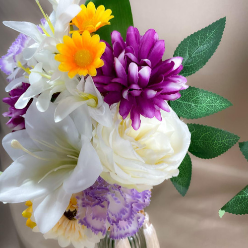 ☆仏壇用アレンジ・白百合と菊の上品な花瓶飾り☆ 一輪挿し・花瓶