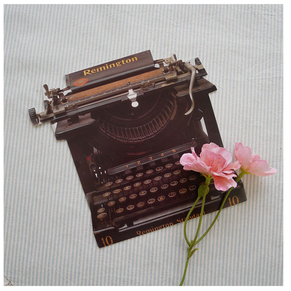 輸入ポストカード　イギリス型抜きカード　typewriter 1枚目の画像