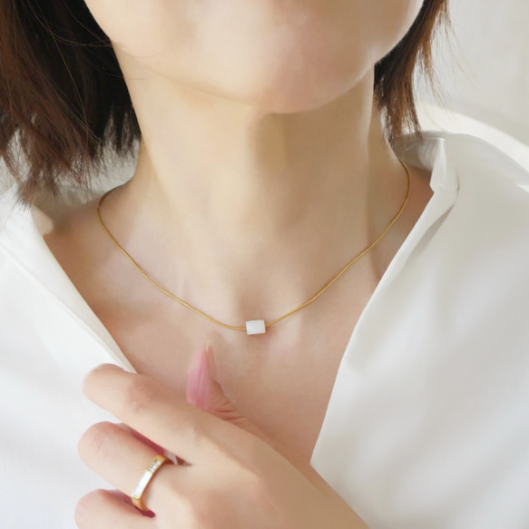 長さ調節できる一粒マザーオブパール × 華奢なスネークチェーンネックレス　サージカルステンレス／ゴールド 1枚目の画像