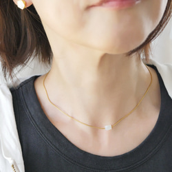 長さ調節できる一粒マザーオブパール × 華奢なスネークチェーンネックレス　サージカルステンレス／ゴールド 8枚目の画像