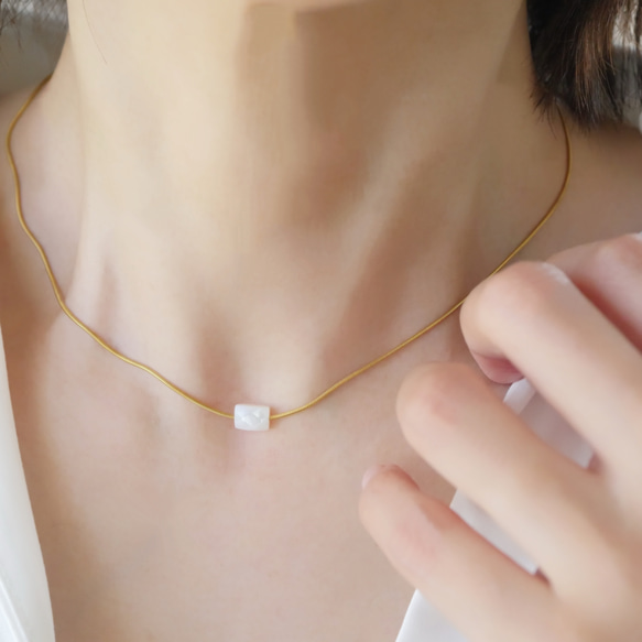 長さ調節できる一粒マザーオブパール × 華奢なスネークチェーンネックレス　サージカルステンレス／ゴールド 4枚目の画像