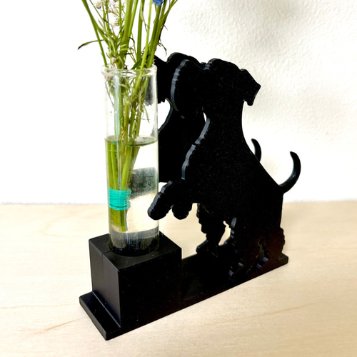 花とじゃれる犬（シュナウザー）のフラワーベース ガラス瓶 リード