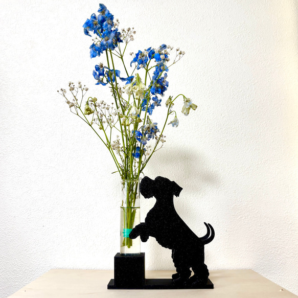 花とじゃれる犬（シュナウザー）のフラワーベース ガラス瓶 リード
