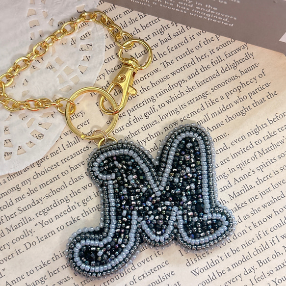 ビーズ刺繍イニシャルバッグチャーム M 黒 ブラック／推し活にも