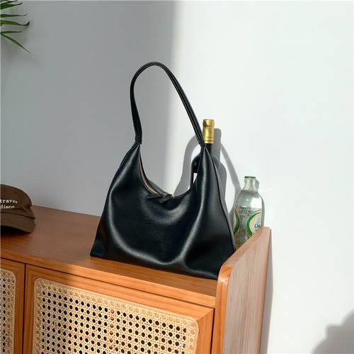 大容量ソフトレザーワンショルダーバッグ｜シンプルで使いやすい通勤