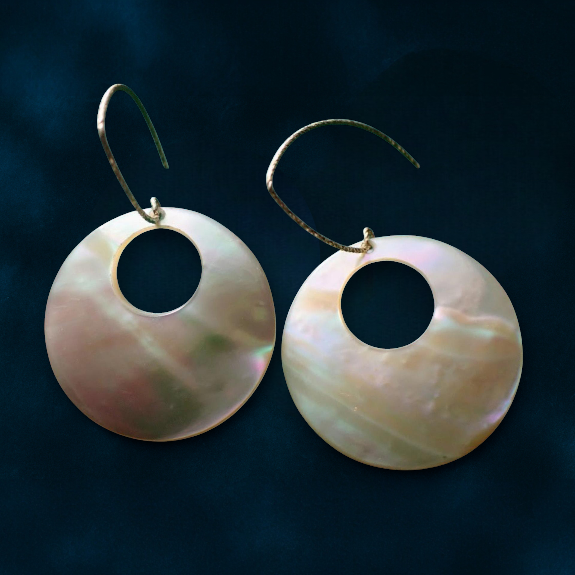 【一点物】夜光貝リングピアス（14kgf）｜秋冬の海の光をまとう上品シェルジュエリー