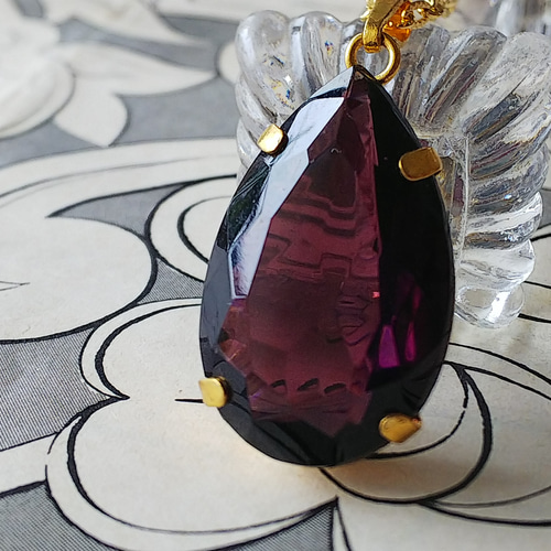 ヴィンテージ 深く濃いアメジスト色／大きな雫 ネックレス ネックレス