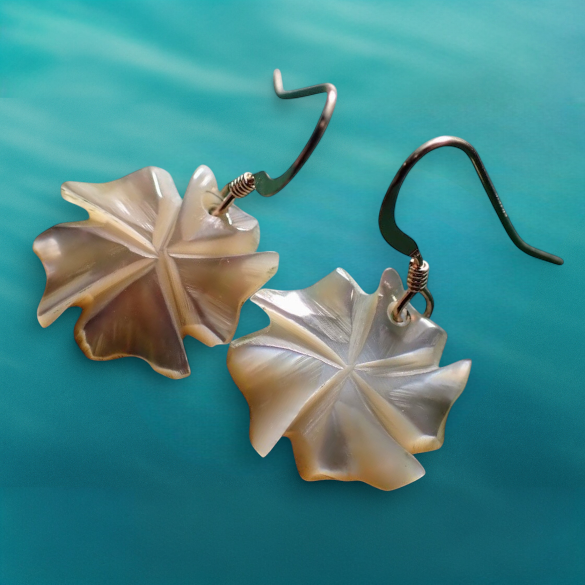 【一点物】冬の花｜夜光貝のフラワーピアス［14kgf］海の光をまとう静かな輝き