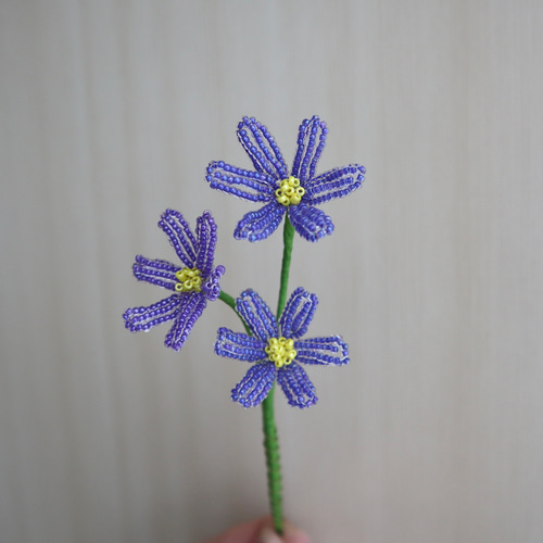 葉っぱを添えたキレイなお花 パープル系 ビーズフラワー アート