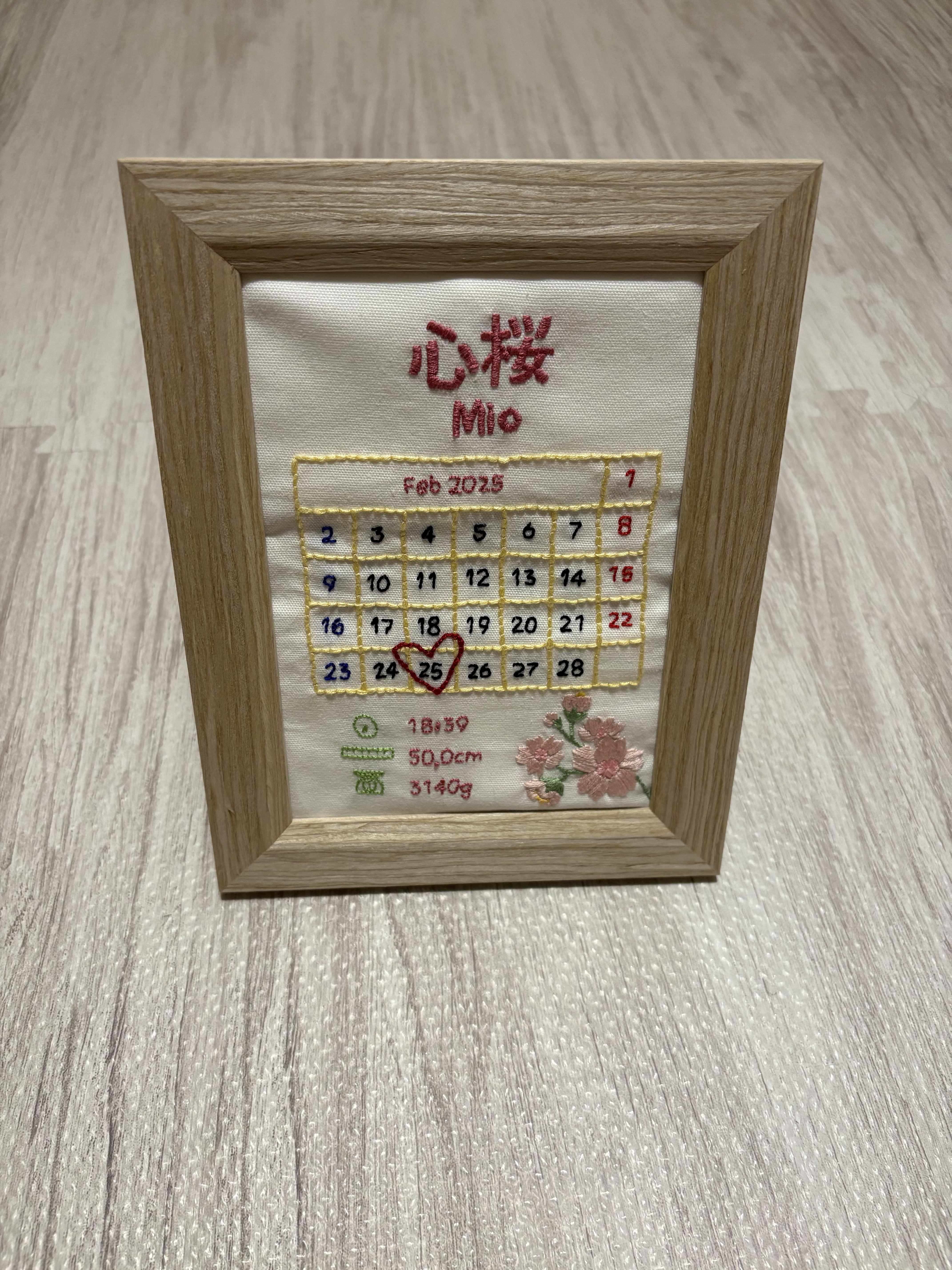 “その日、その時、その重み。糸に込めたわが子の記録”人気の命名書をカレンダー方式で作りました。