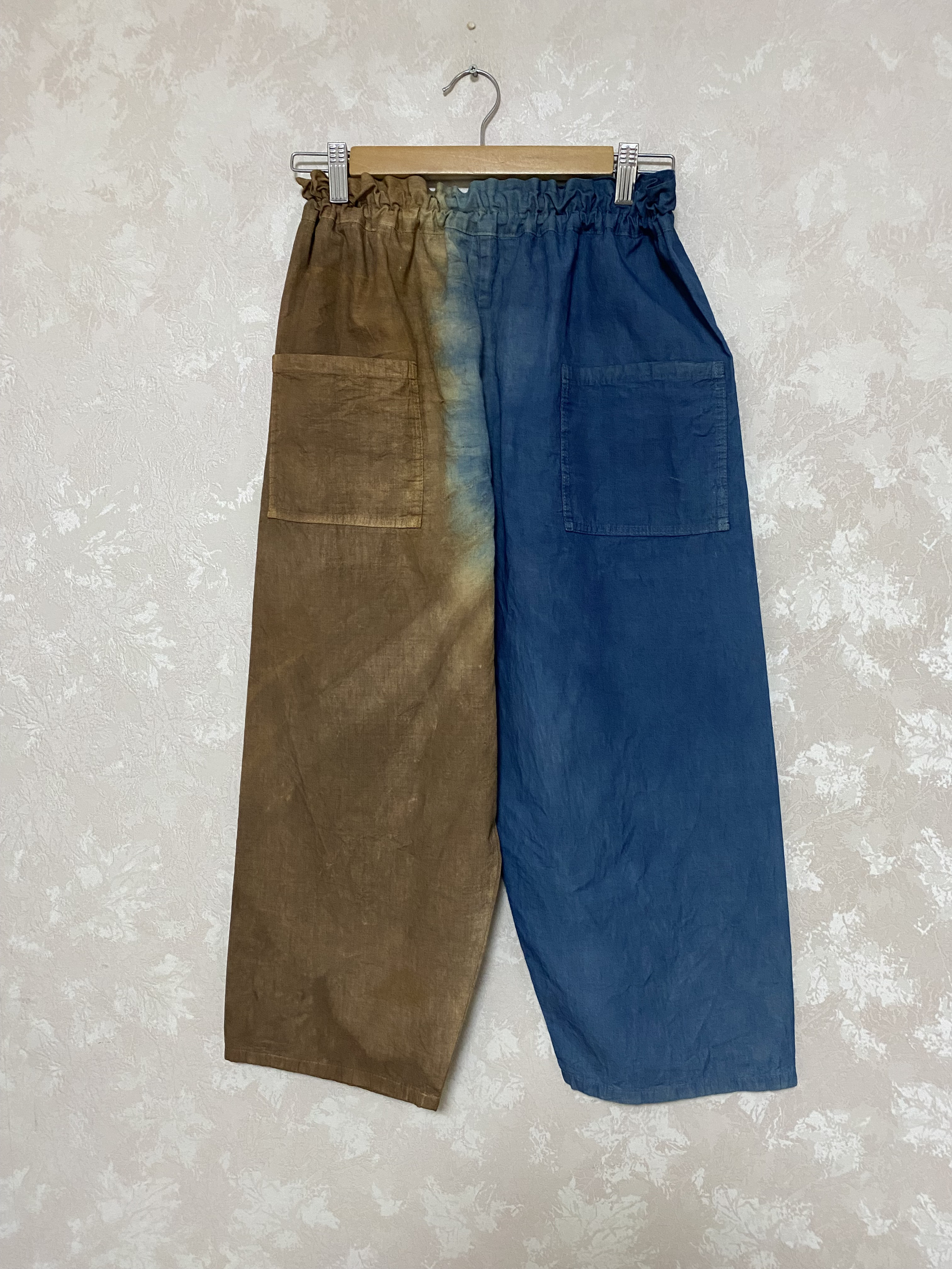 378.二色絞り染めのパンツ、藍染めと柿渋染め　手染め　絞りは大胆　個性的　感動