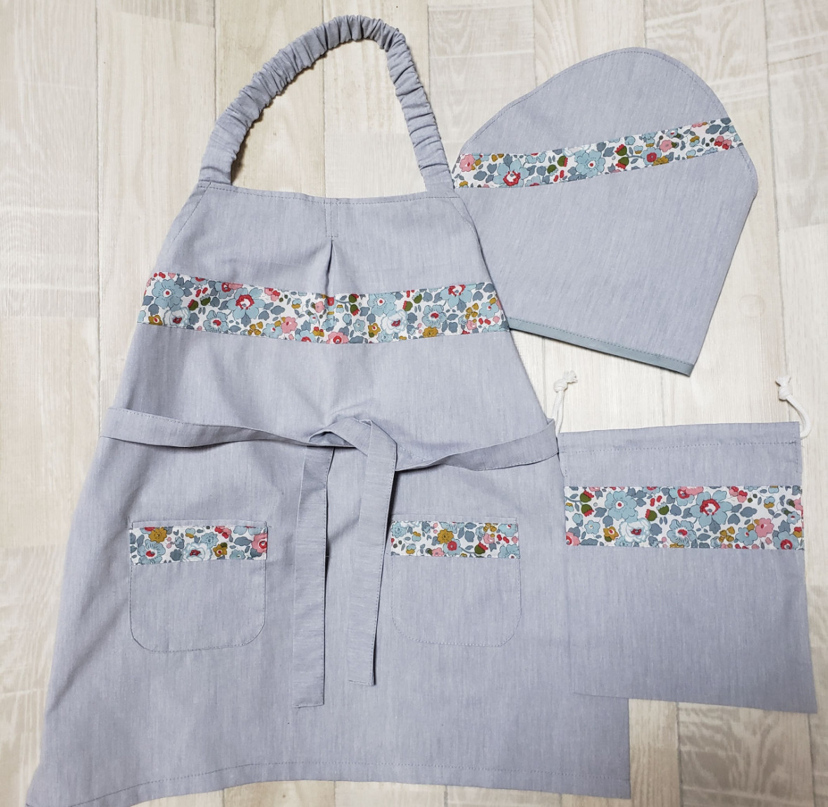 【90〜140】3点セット リバティ タナローン Betsy ベッツィ ブルー 綿ポリ エプロン 三角巾 巾着