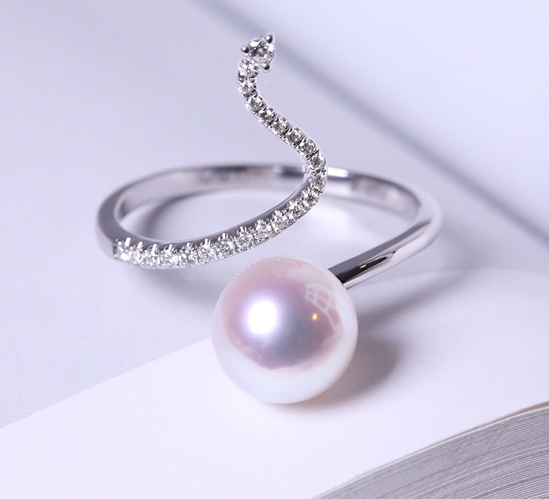 [ヘイズジュエリー] 18Kゴールドの蛇の影のデザインは知恵と活力を象徴し、8-8.5mmのアコヤ海水真珠リングにダイヤモンドと