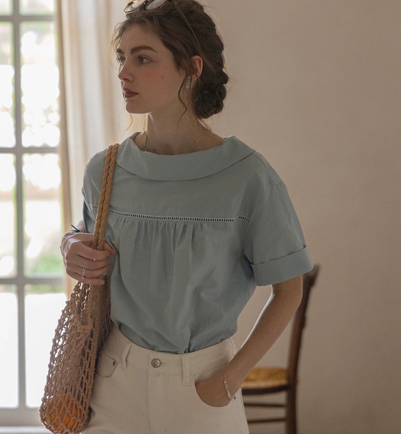2色  フェミニンデコルテネック　ふんわりギャザー　半袖ブラウス【春夏秋】白・ブルー 14枚目の画像
