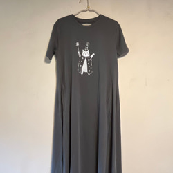 魔法使い　ネコ柄　レディースTシャツフレアワンピース綿100％【S～4L】 2枚目の画像