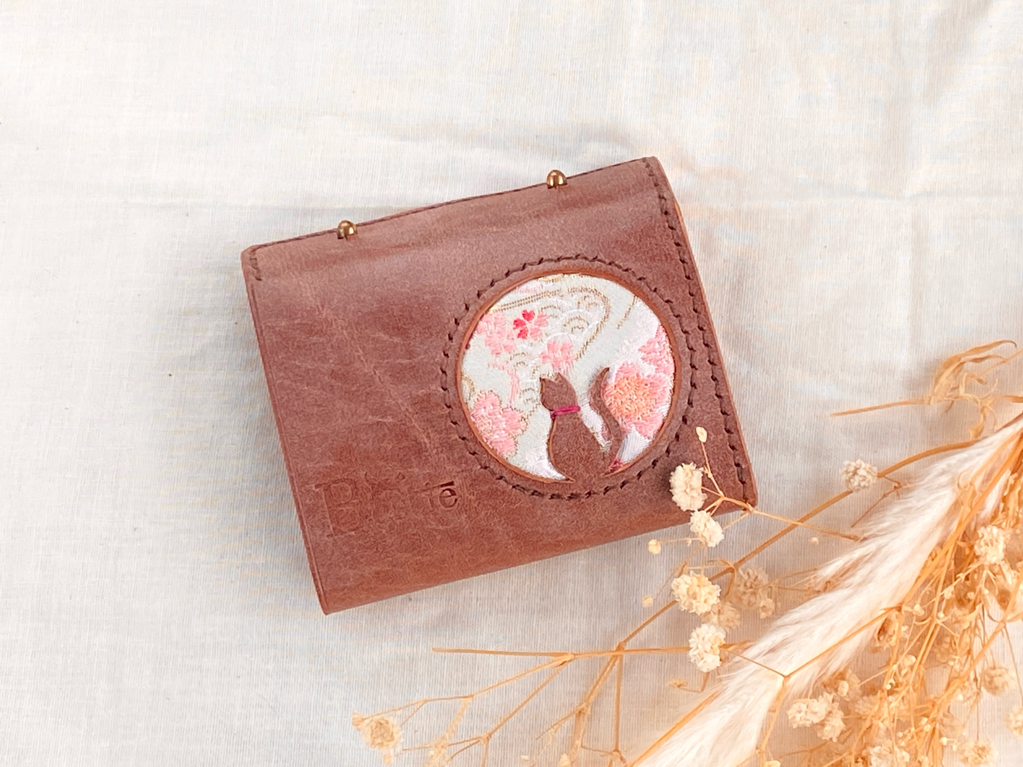 手元に咲き誇る、お花見猫の物語。西陣織と育てる本革の二つ折り財布