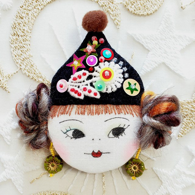 ビーズ刺繍入り帽子が可愛い　帽子っ子ブローチ（黒帽子＆グリーンのチェコビーズイアリング）