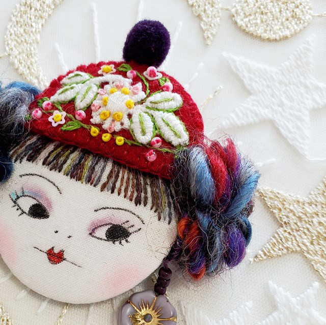 ビーズ刺繍入り帽子が可愛い　帽子っ子ブローチ（赤帽子＆パープルのチェコビーズイアリング）