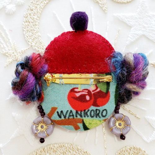 ビーズ刺繍入り帽子が可愛い 帽子っ子ブローチ（赤帽子＆パープルの