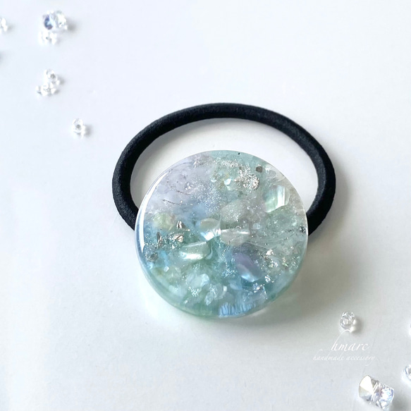 大ぶり 夏のマーブル 大人 レジン ヘアゴム ～ right blue gradation ～ 2枚目の画像