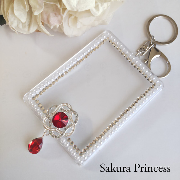 【推し活に♡】大人プリンセス☆キラキラ揺れるビジュー×パールのデコレーションケース／レッド 1枚目の画像