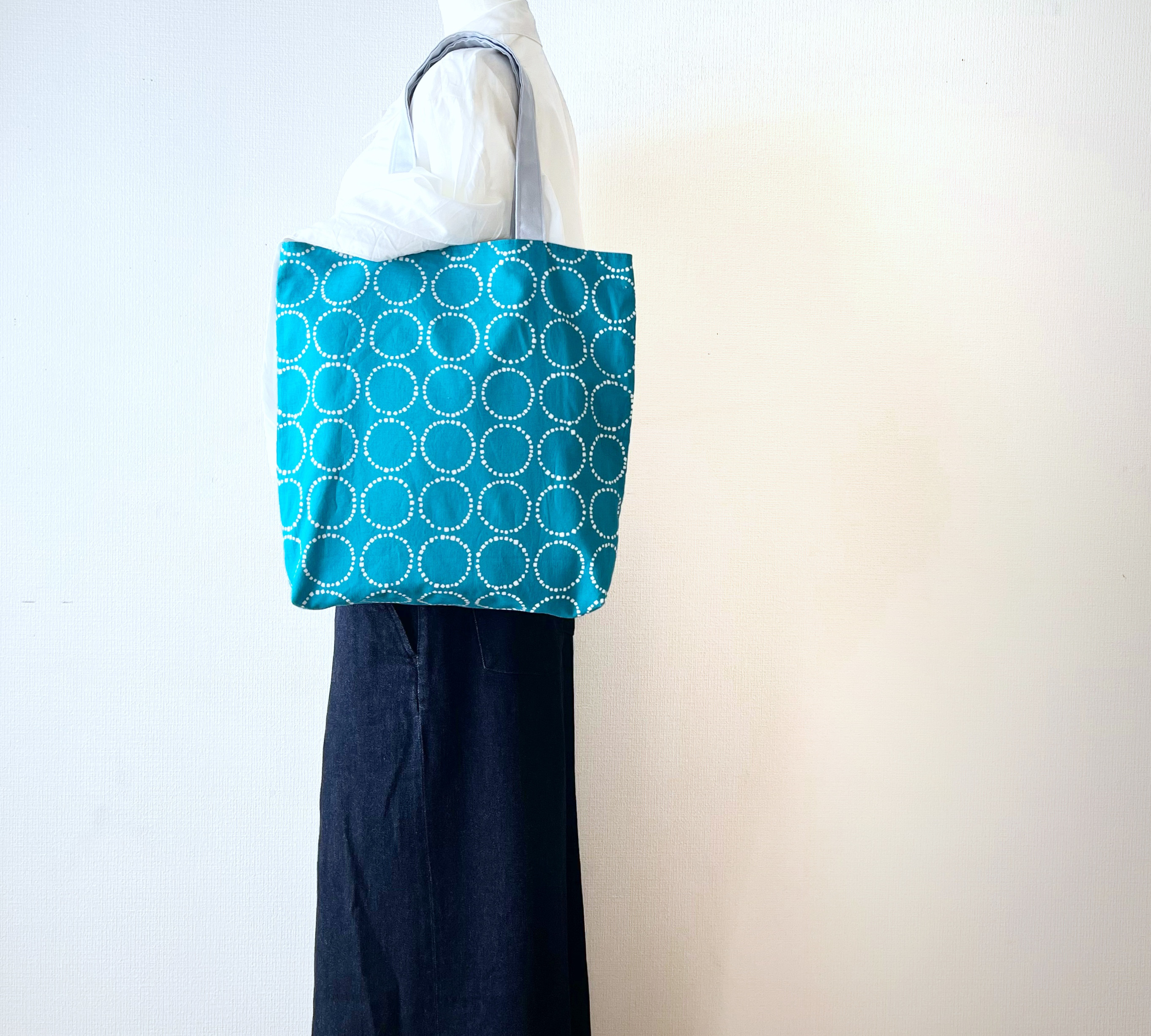 爽やかなブルーのトートバッグ/リバーシブルトート/気分で選べる2つの表情/A4サイズ対応の縦型/サークル柄が個性的